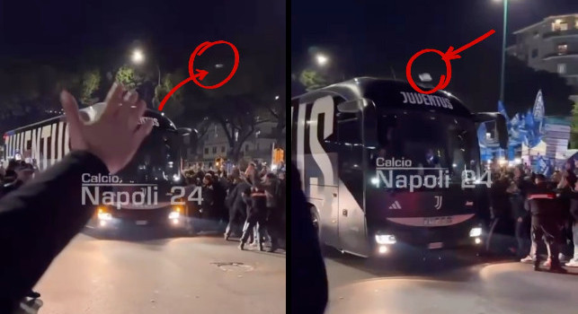 Vetro rotto al pullman della Juventus: le immagini del lancio d'oggetti all'arrivo allo stadio | VIDEO