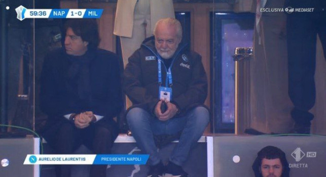 De Paola: De Laurentiis seduto sulle scale, quasi defilato, come se volesse rimanere fuori dai riflettori dello spettacolo