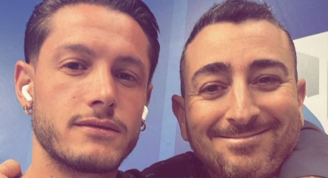 Gli auguri di Mazzocchi al magazziniere del Napoli: Sei la storia! | FOTO