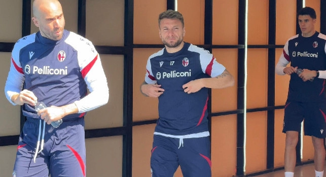 Bologna sfida Napoli: rifinitura alla vigilia, lungo discorso di Italiano alla squadra | VIDEO