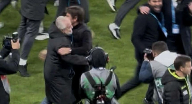Napoli campione, l'abbraccio tra Conte e De Laurentiis al triplice fischio | FOTO