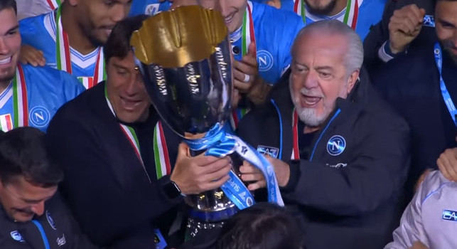Conte fa festa, il Napoli &egrave; SuperCampione: lo scatto inedito nello spogliatoio azzurro | FOTO