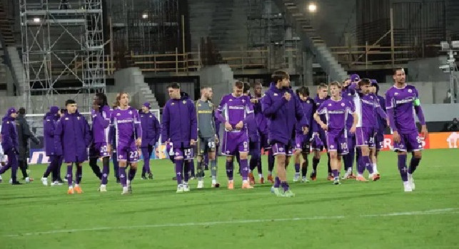 Tensione in casa Fiorentina, il calciatore finisce fuori rosa: tre club interessati