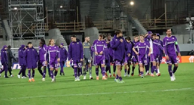 Tensione in casa Fiorentina, il calciatore finisce fuori rosa: tre club interessati