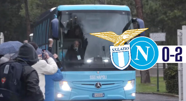Il Napoli lascia lo stadio Olimpico in mezzo ai tifosi napoletani | VIDEO