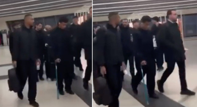 Infortunio Neres: il brasiliano rientra in stampelle in citt&agrave; dopo Lazio-Napoli | VIDEO