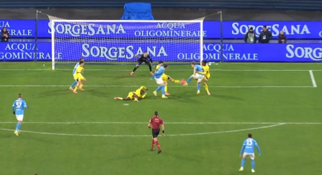 Moviola Napoli-Verona, gol annullato ad Hojlund: l'analisi di Bergonzi in diretta tv crea polemica