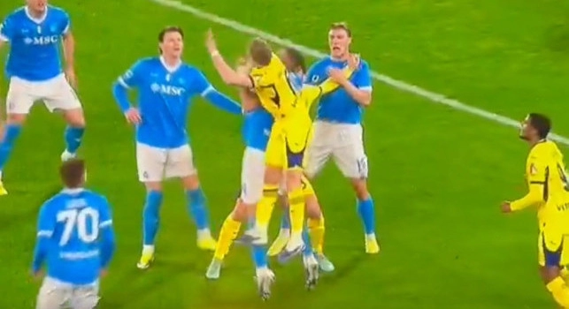 Moviola Napoli-Verona, Bergonzi allibito: Tocco di mano di Buongiorno? Non c'è nulla di logico, mai rigore