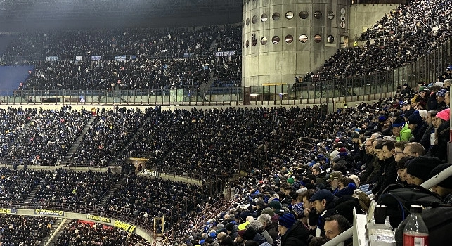 Stai seduto, mer*a! Segna il Napoli, tifosi interisti tentano di cacciare un tifoso azzurro: intervengono gli steward