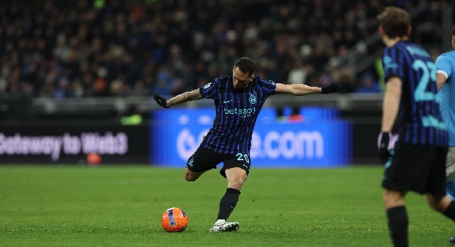 Fallo Rrahmani su Mkhitaryan, rigore per l'Inter: Calhanoglu sigla il 2-1