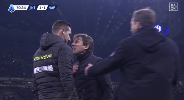 Vergogna!. Espulsione Conte, DAZN svela tre gesti di stizza del tecnico | FOTO