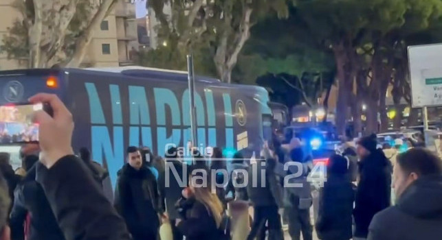 Il Napoli &egrave; arrivato allo stadio Maradona! Grande accoglienza prima della sfida al Parma | VIDEO