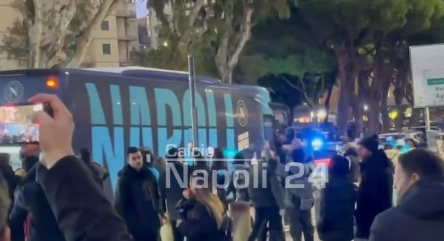 Il Napoli è arrivato allo stadio Maradona! Grande accoglienza prima della sfida al Parma | VIDEO