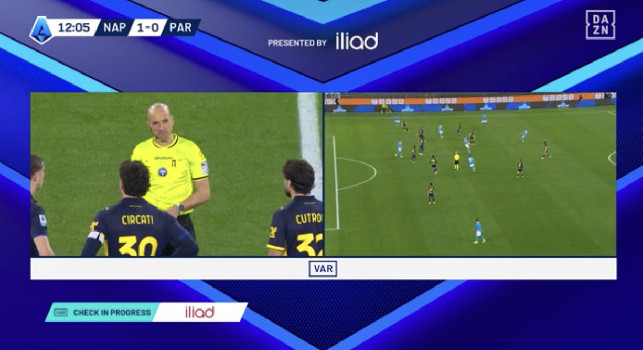 Napoli-Parma, azzurri subito in vantaggio: il VAR e Fabbri annullano tutto per fuorigioco di Mazzocchi | FOTO