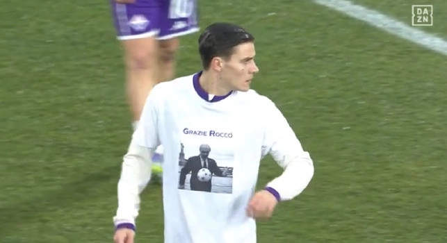 Bologna-Fiorentina, prepartita da brividi in onore di Commisso: il gesto commuove i tifosi | FOTO