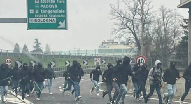Scontri tra tifosi della Fiorentina e della Roma: guerriglia in autostrada | VIDEO