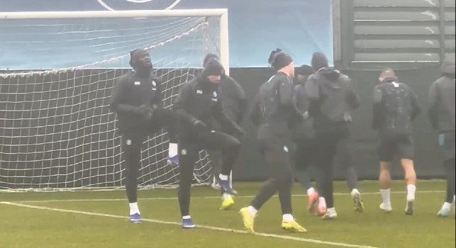 Rifinitura Napoli con Lukaku in gruppo, assente Neres! Allenamento con condizioni proibitive a Castel Volturno | VIDEO