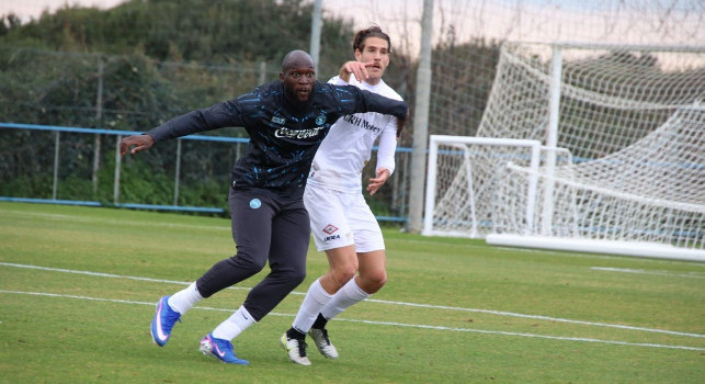 Il Napoli prepara la sfida alla Juventus: allenamento congiunto col Savoia, in campo Lukaku | FOTO