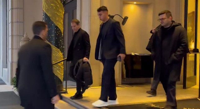 Sky - Terminate le visite mediche, Giovane con l&rsquo;agente Riso e parte dello staff degli azzurri a Milano | VIDEO