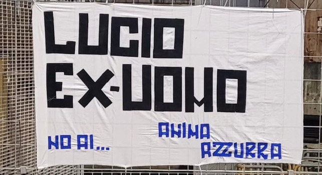 Napoli-Chelsea, spunta uno striscione contro Spalletti all'esterno del Maradona | FOTO CN24