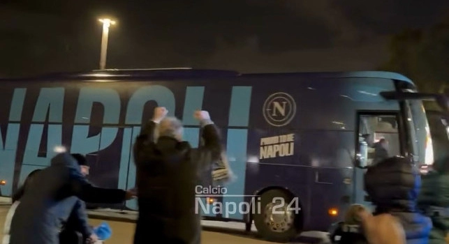 Napoli-Chelsea, è appena arrivata la squadra! Carica dei tifosi al Maradona | VIDEO