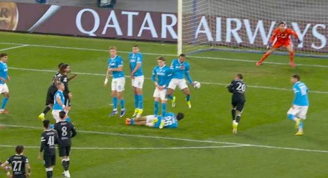 Moviola Napoli-Chelesea, rigore per i Blues: tocco col braccio di Juan Jesus, Enzo Fernandez fa 0-1 | FOTO