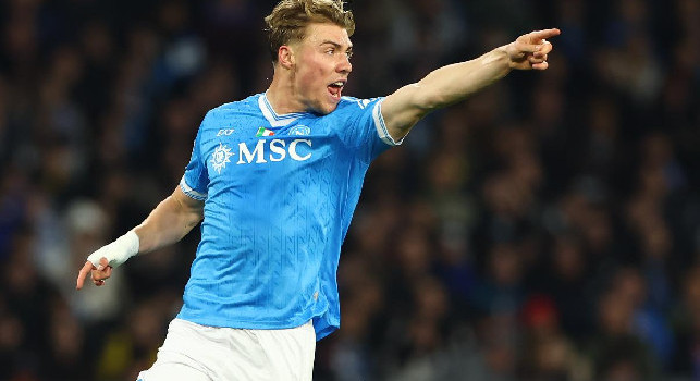 Hojlund battaglia in mezzo al campo, voti e pagelle: Muscoli e lavoro da centroboa, si divora un'occasione assurda