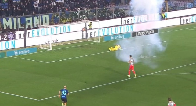 Vergogna a Cremona, i tifosi dell'Inter lanciano un petardo: Audero resta a terra stordito, cosa rischia il club