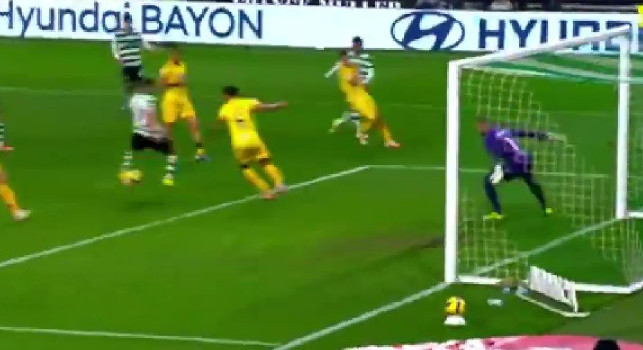 L'ultimo regalo di Alisson per lo Sporting al 96esimo, assist vincente per il 2-1 sul Nacional | VIDEO