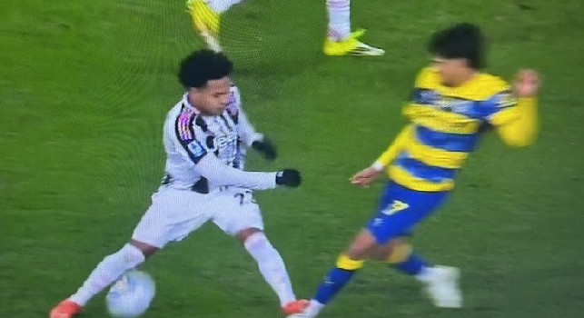 Moviola Parma-Juve, McKennie rischia l'espulsione sull'0-1: graziato da Var e arbitro