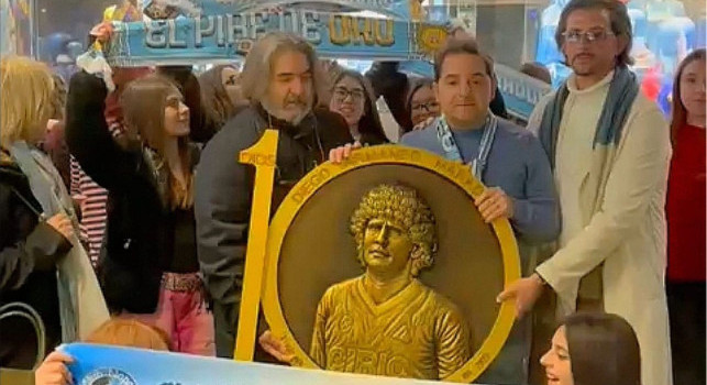 L'istituto superiire Bruno Munari di Acerra omaggia Maradona: un medaglione in bronzo al Museo del D10S