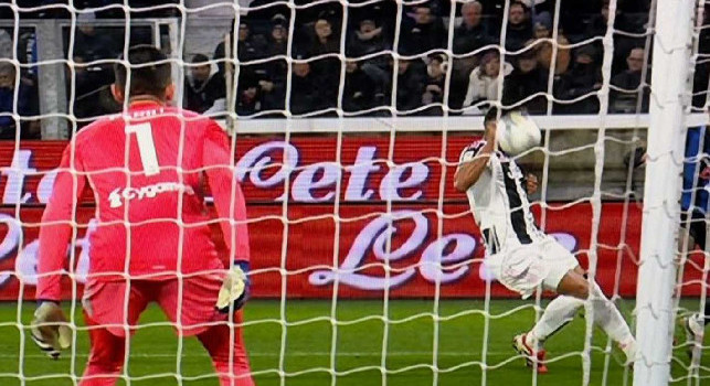 Moviola Atalanta-Juventus, Cesari tuona: Mani Bremer? Questo &egrave; l'anticalcio, avrebbe dovuto farsi male come Di Lorenzo? | FOTO