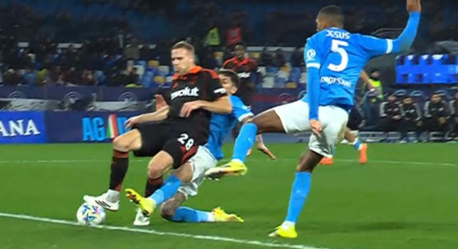 Moviola Napoli-Como Coppa Italia: contatto Olivera-Smolcic, per arbitro e VAR &egrave; rigore | FOTO