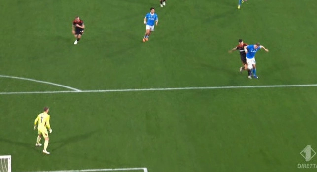 Moviola Napoli-Como Coppa Italia: Ramon atterra Hojlund, Manganiello lo grazia ed evita il rosso | FOTO
