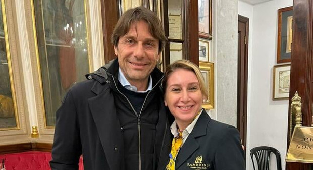 Serata di relax per Conte: ospite al Gambrinus, guardate cosa gli hanno regalato | FOTO