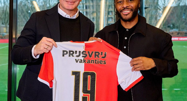 Sterling posa per la prima volta con la maglia numero 19 del Feyenoord