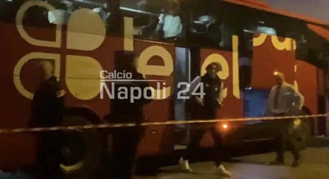 La Roma è arrivata a Napoli! Svelato il <i>mistero</i> Soulé, c'è un assente. Che accoglienza per i giallorossi! | VIDEO CN24