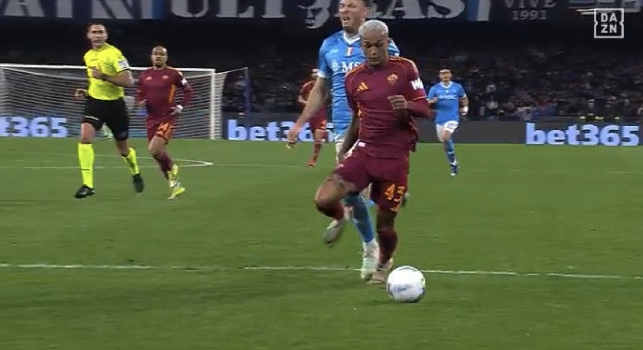 Moviola Napoli-Roma, contatto Rrahmani-Wesley: rigore per i giallorossi! Marelli: Tocco sul piede | FOTO