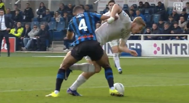 Moviola Atalanta-Napoli, rigore Hojlund revocato! Marelli a DAZN: Non è rigore | FOTO