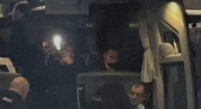 Il Napoli lascia Bergamo dopo la sconfitta! Conte e Manna funerei nel bus | VIDEO