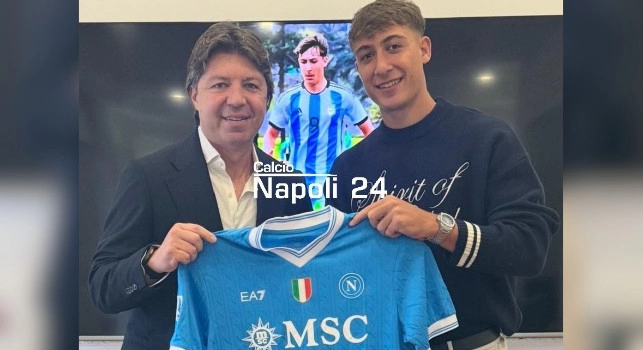Milton Pereyra aspetta l'esordio con la Primavera del Napoli: lo scatto con la maglia ed il suo agente | FOTO CN24
