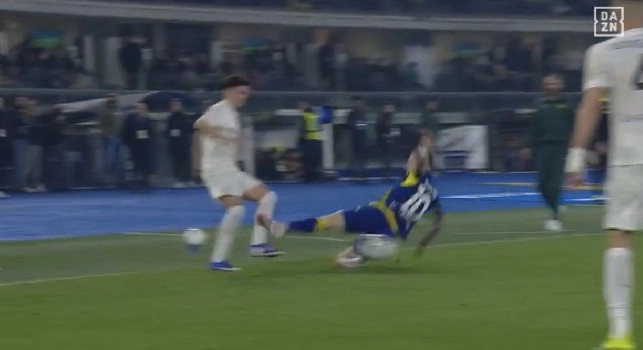 Moviola Verona-Napoli, intervento killer di Suslov: l'arbitro lo grazia! Marelli lo scagiona: Giusto il giallo | FOTO