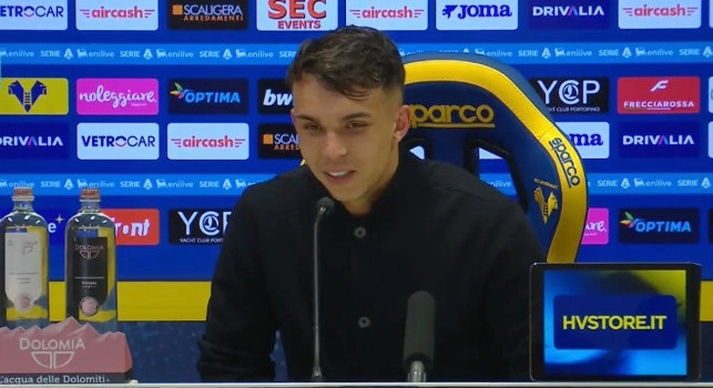 Giovane in conferenza stampa