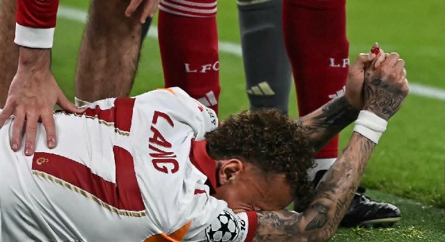 Infortunio Noa Lang a Liverpool: l'immagine choc del dito sanguinante | FOTO