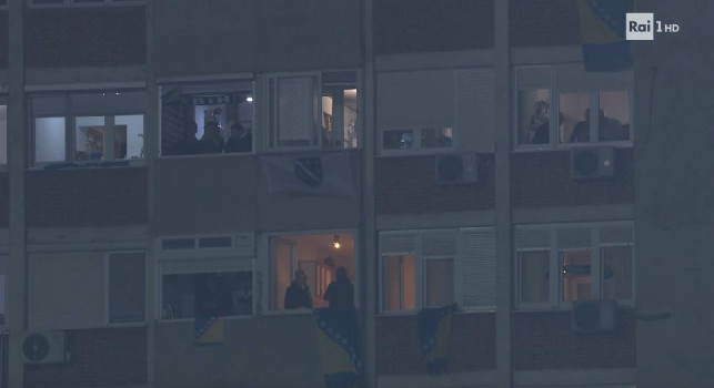 Bosnia-Italia, assurdo allo stadio di Zenica: guardate dove si sono posizionati i tifosi | FOTO
