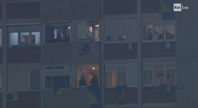 Bosnia-Italia, assurdo allo stadio di Zenica: guardate dove si sono posizionati i tifosi | FOTO