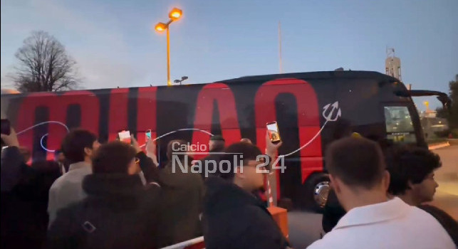 Milan arrivato a Napoli: il pullman passa e i tifosi restano a mani vuote | VIDEO CN24