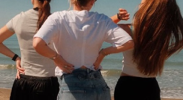 Ospiti speciali per Pasqua: lady De Bruyne con lady van Dijk sulla spiaggia di Varcaturo | FOTO