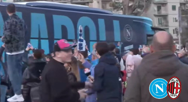 Napoli-Milan, la squadra &egrave; arrivata al Maradona! Grande accoglienza dei tifosi | VIDEO