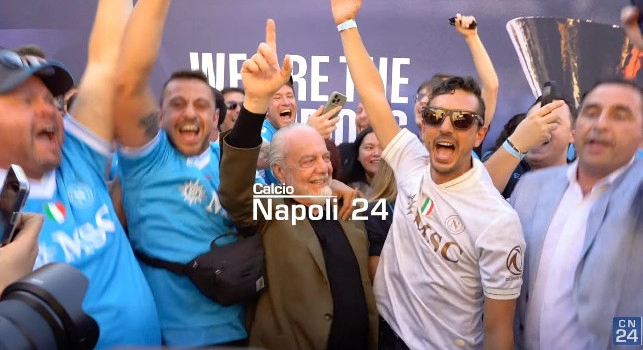 Chi non salta è juventino, ADL show travolto dai tifosi del Napoli a Los Angeles | VIDEO CN24
